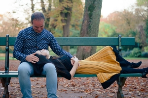 couple franco japonais pleine de tendresse allongé sur un banc lors d'une séance photo couple 