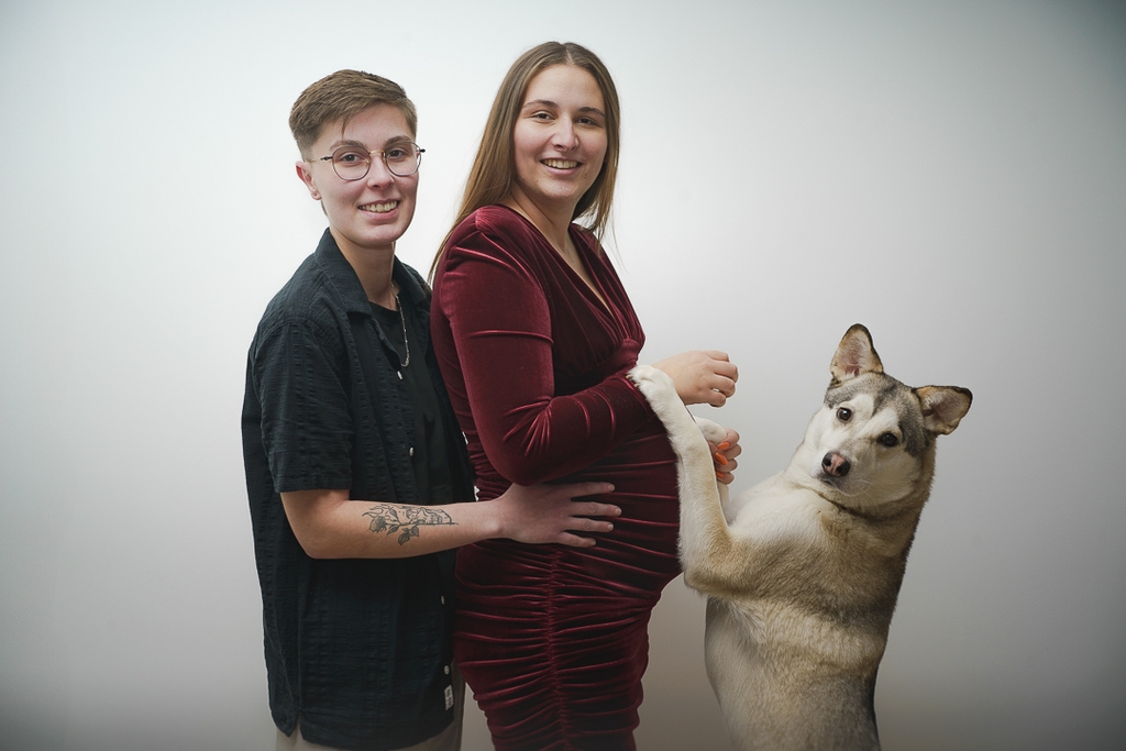 un couple et leur chien en séance photo grossesse