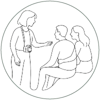 Illustration lineart d’une photographe guidant doucement deux personnes assises, pour les mettre à l’aise devant l’objectif