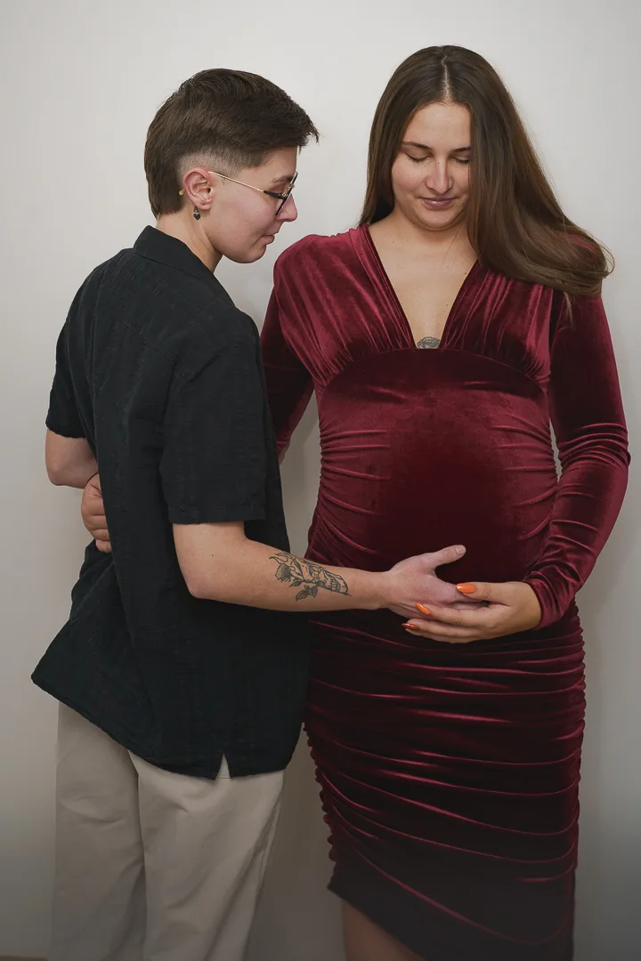 Couple attendant un enfant lors d’une séance photo grossesse lifestyle à Lille