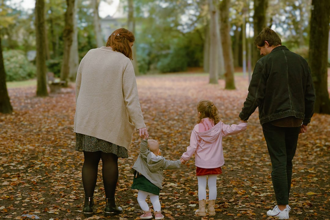photo d'une Famille de dos, dans les bois