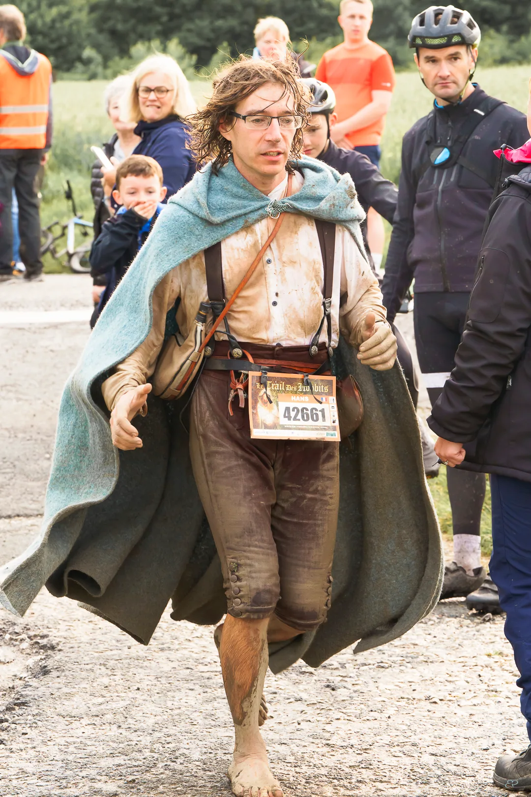 Coureur en plein trail habillé en hobbit, photo lifestyle sportive