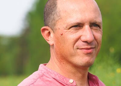 Portrait professionnel d’un homme en extérieur, lumière naturelle et regard détendu.