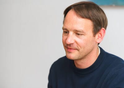 portrait-professionnel-cv-homme-lumiere-naturelle