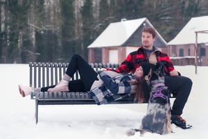 Séance grossesse d'un couple avec leur chien