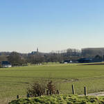 Vue sur les champs et le clocher de Bouvines depuis les hauteurs du Mélantois