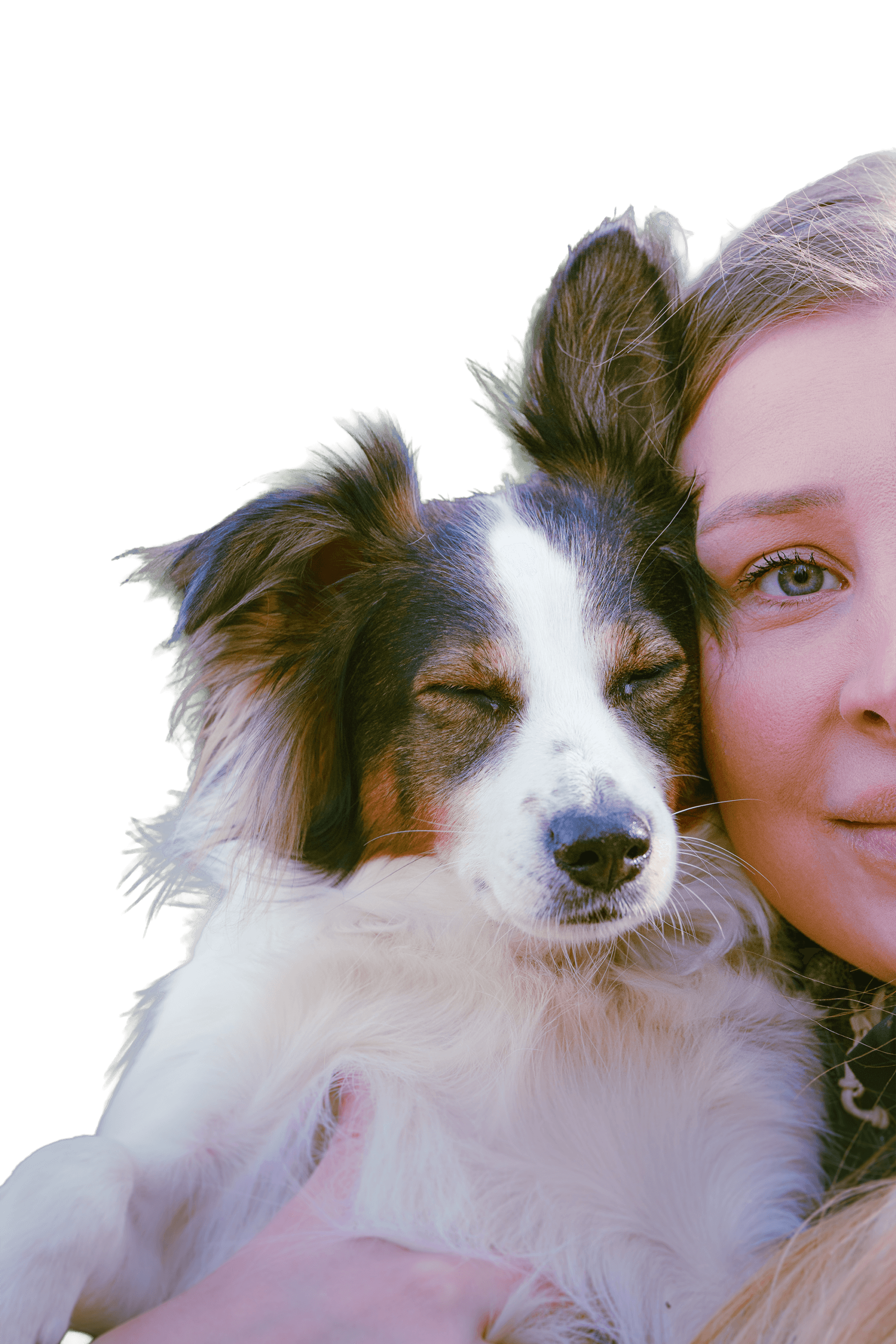 Portrait rapproché d’une femme et de son petit chien blottis l’un contre l’autre