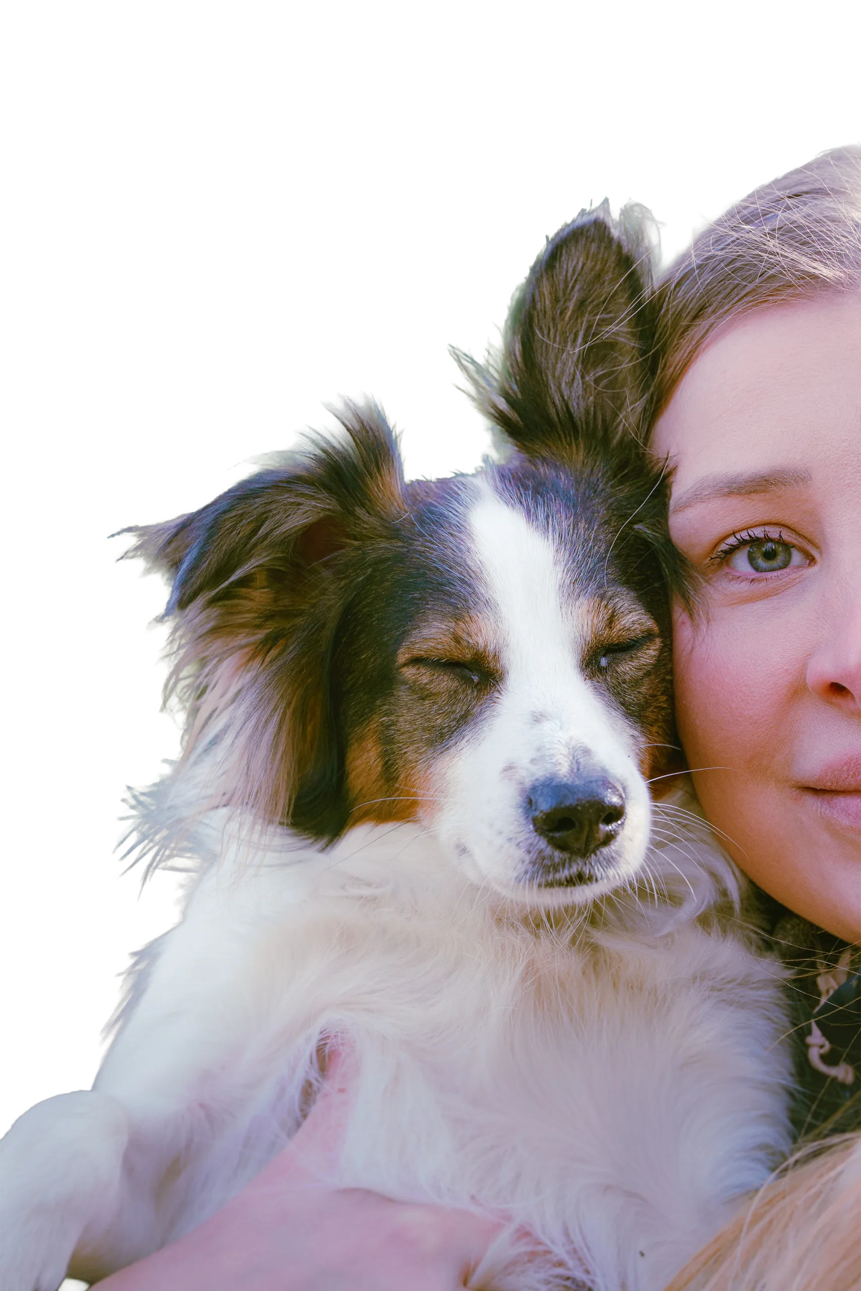 Portrait rapproché d’une femme et de son petit chien blottis l’un contre l’autre