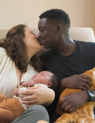 Parents avec leur nouveau-né et leur chat réunis à domicile lors d’une séance photo à Lille